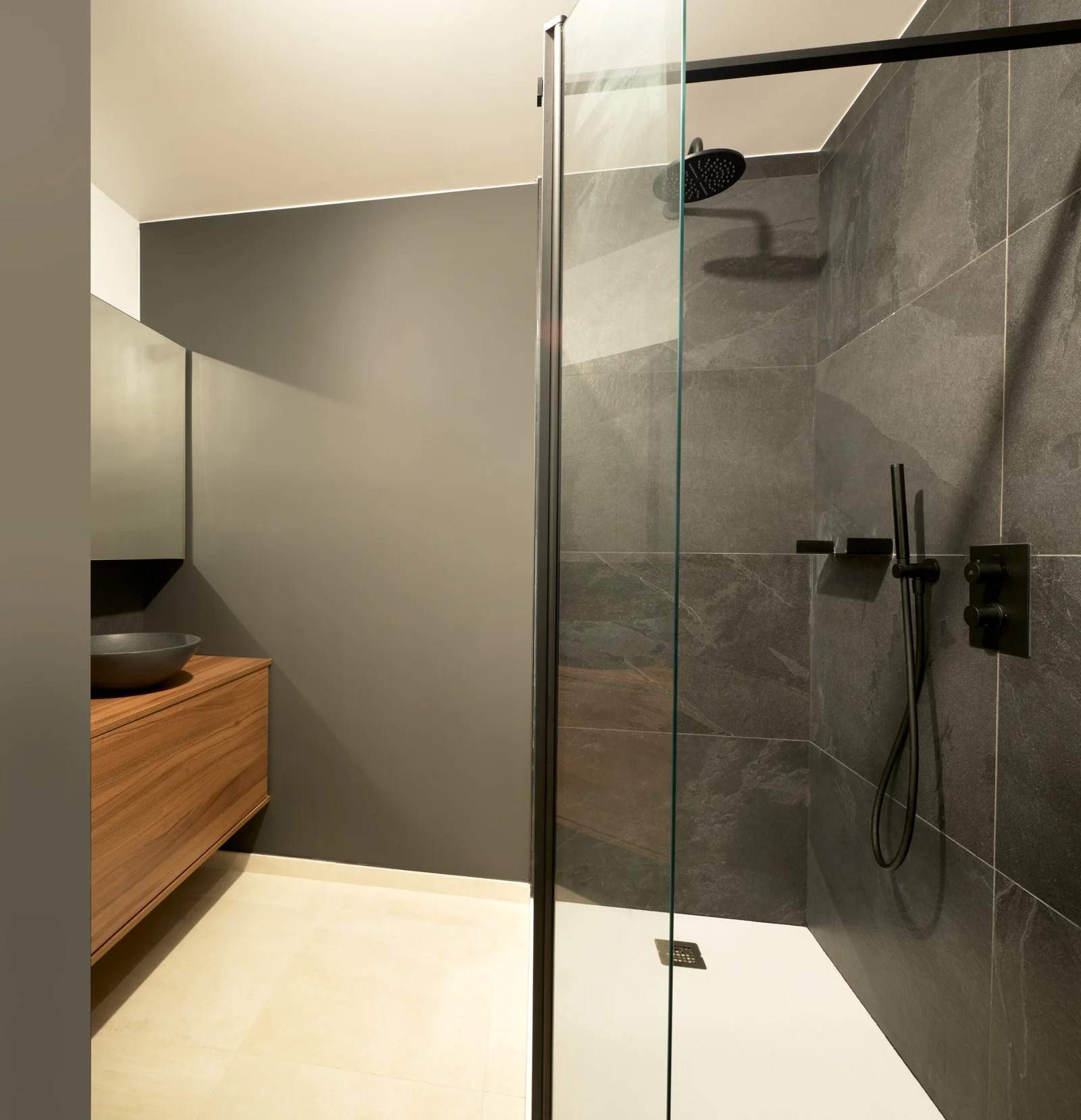 salle de bain rénové avec meuble en bois et contrastes blanc et gris